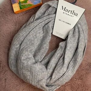 100% Cashmere Martha Stewart knit Light Gray infinity Scarf
